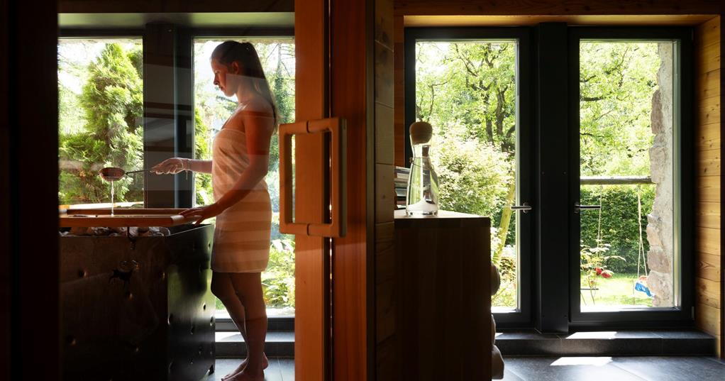 Eine Frau in der finnischen Sauna