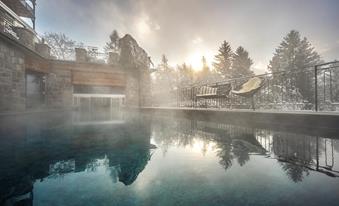 La piscina esterna riscaldata in inverno