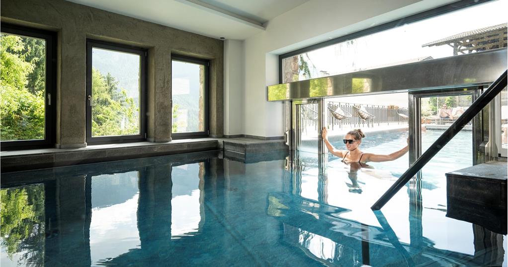 Una donna in piscina