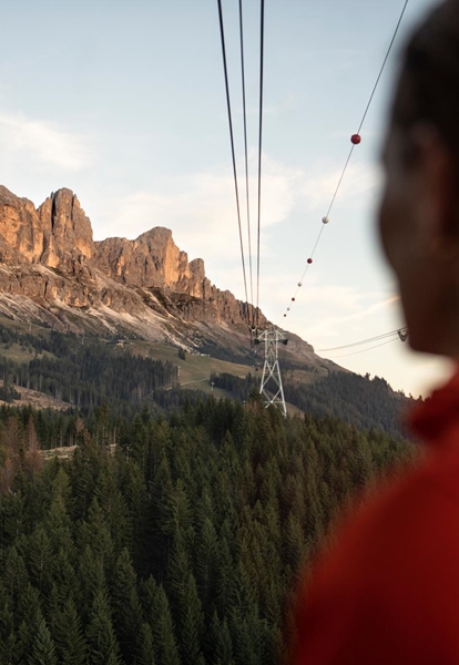 Prendere la funivia per andare in montagna