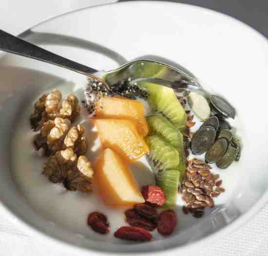 Colazione con frutta e cereali