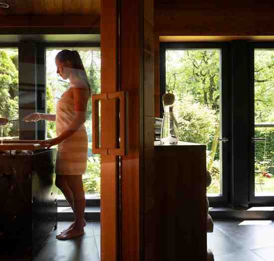 Eine Frau in der finnischen Sauna