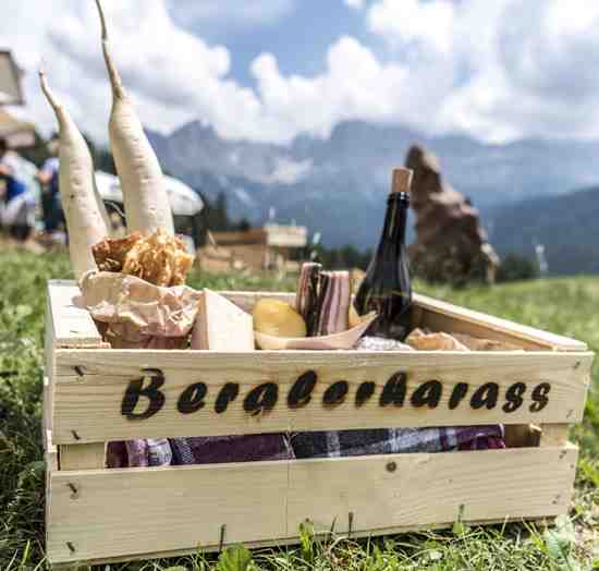 “Bergler” picnic FARMER’S PLATTER IN A WOODEN BASKET