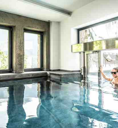 Una donna in piscina