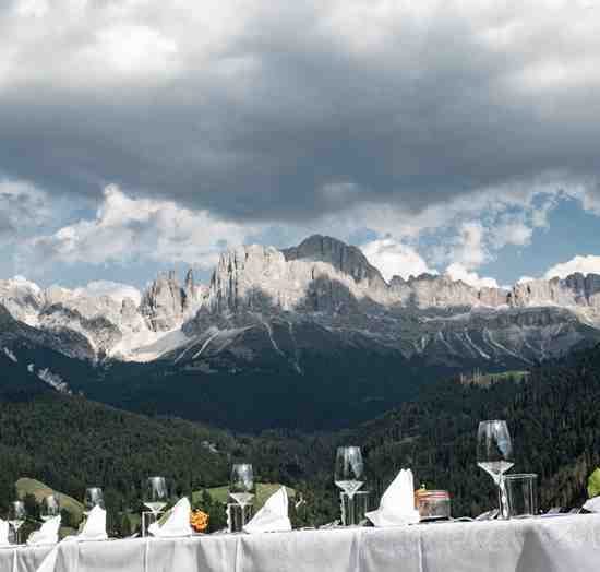 GENUSS MIT ROSENGARTEN-BLICK