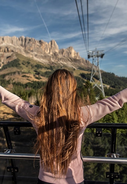 Eine Frau in der Seilbahn